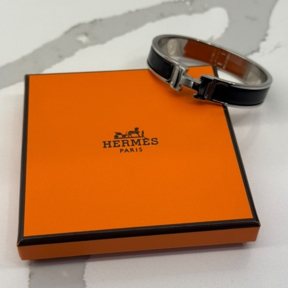 Hermès Black Bracelet Luxurious Leather and Metal Design